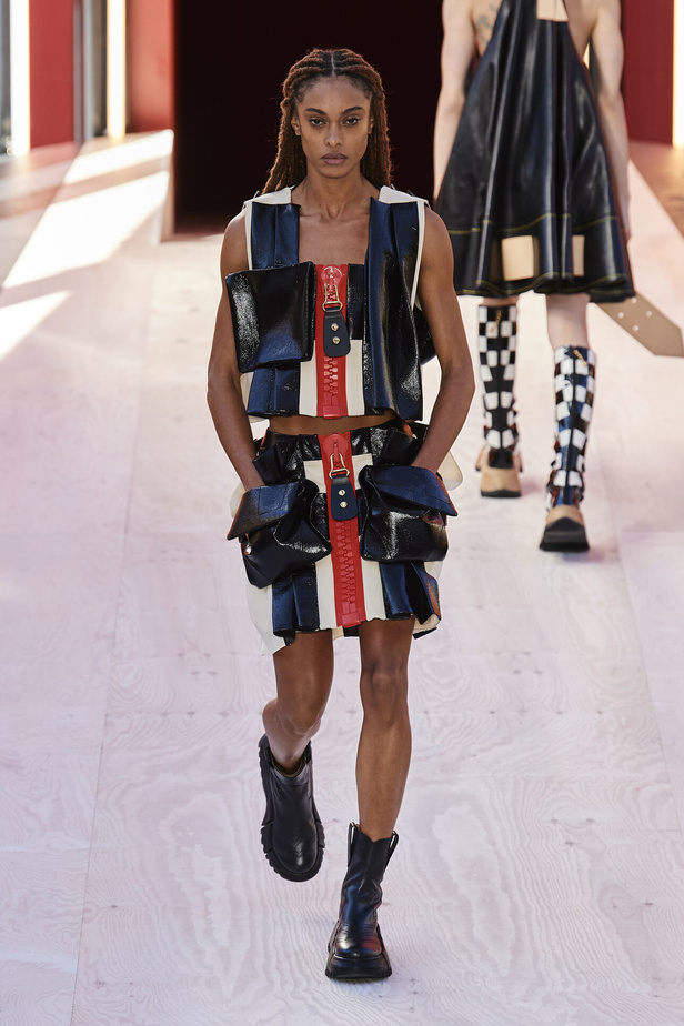 مجموعة Louis Vuitton  لربيع وصيف 2023.. تصاميم مبتكرة وأناقة الجلد