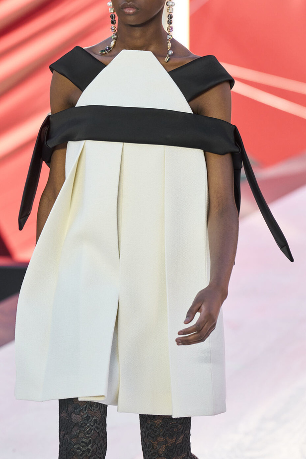 مجموعة Louis Vuitton  لربيع وصيف 2023.. تصاميم مبتكرة وأناقة الجلد