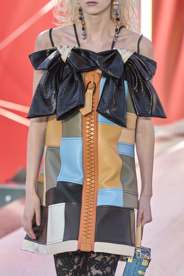 مجموعة Louis Vuitton  لربيع وصيف 2023.. تصاميم مبتكرة وأناقة الجلد