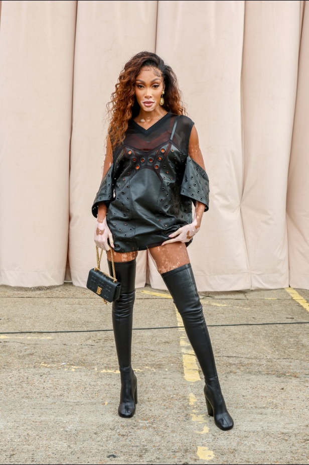 مجموعة Burberry لربيع 2023 أناقة صيفية بلمسة بريطانية 