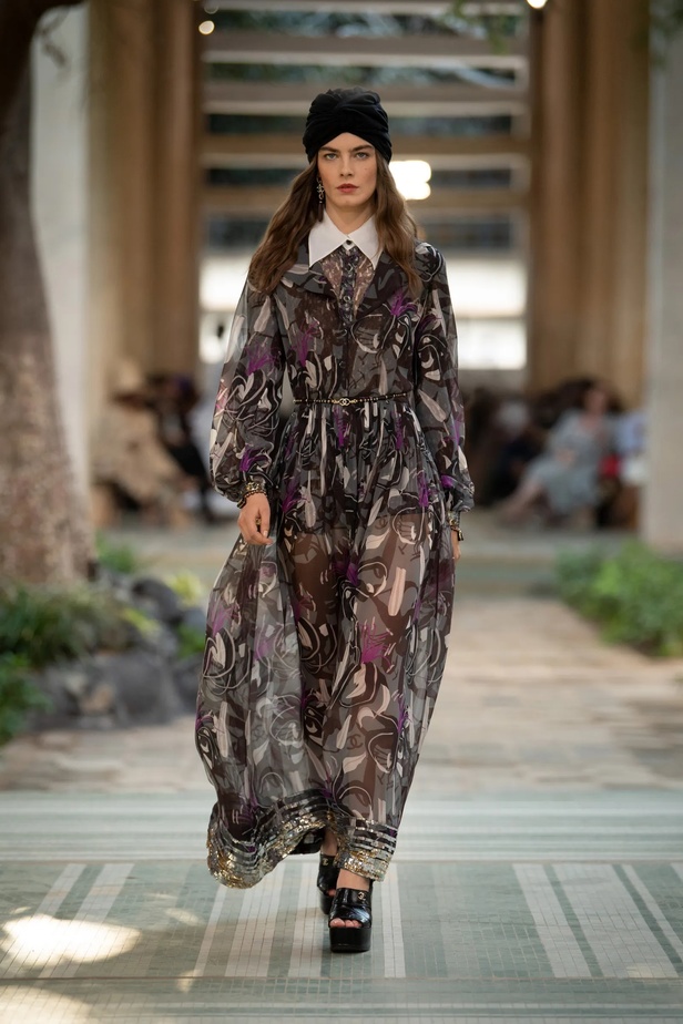 عرض أزياء شانيل Métiers d'Art لعام 2023 يحاكي نمط الأناقة والتألق