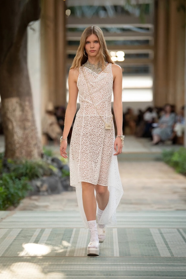 عرض أزياء شانيل Métiers d'Art لعام 2023 يحاكي نمط الأناقة والتألق