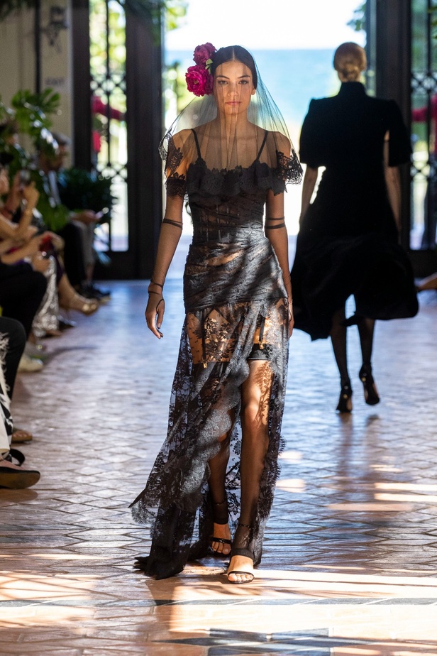 مجموعة Dolce & Gabbana Alta Moda وAlta Sartoria تصاميم فريدة لامرأة فريدة من نوعها