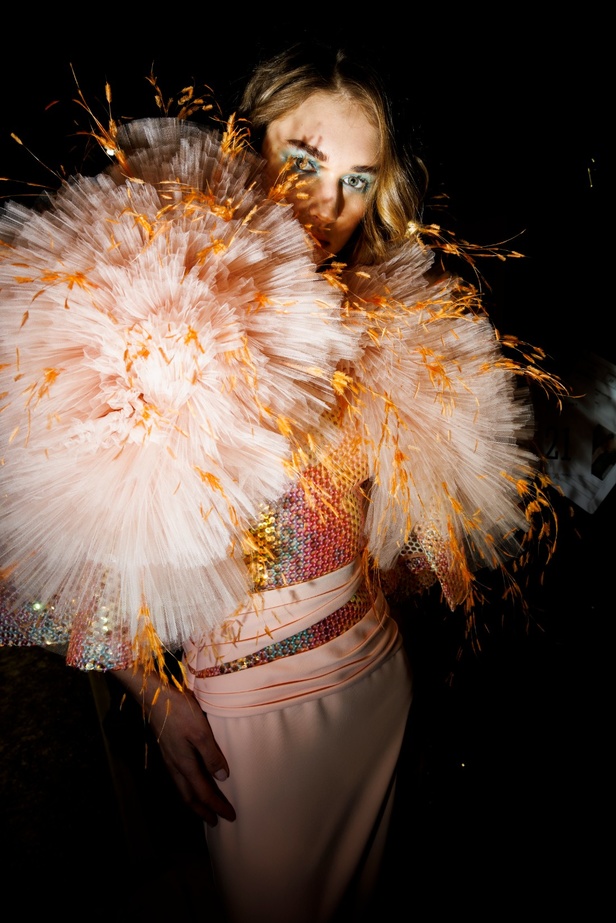 مجموعة جورج شقرا استكشاف للفخامة بألوان وقصات جريئة