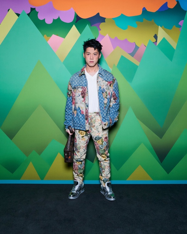 تصاميم Louis Vuitton الإبداعية على أنغام الدبكة... عرض أزياء مليء بالمفاجآت