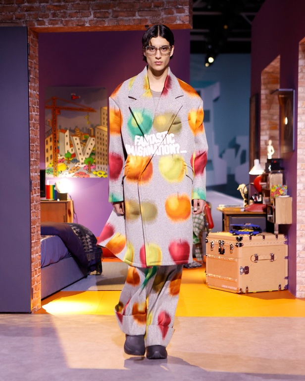 تصاميم Louis Vuitton الإبداعية على أنغام الدبكة... عرض أزياء مليء بالمفاجآت