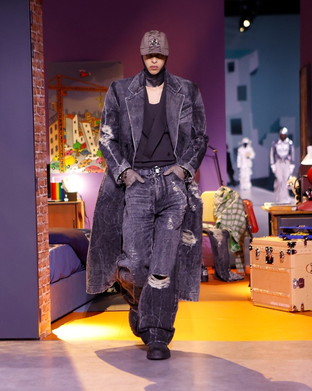 تصاميم Louis Vuitton الإبداعية على أنغام الدبكة... عرض أزياء مليء بالمفاجآت