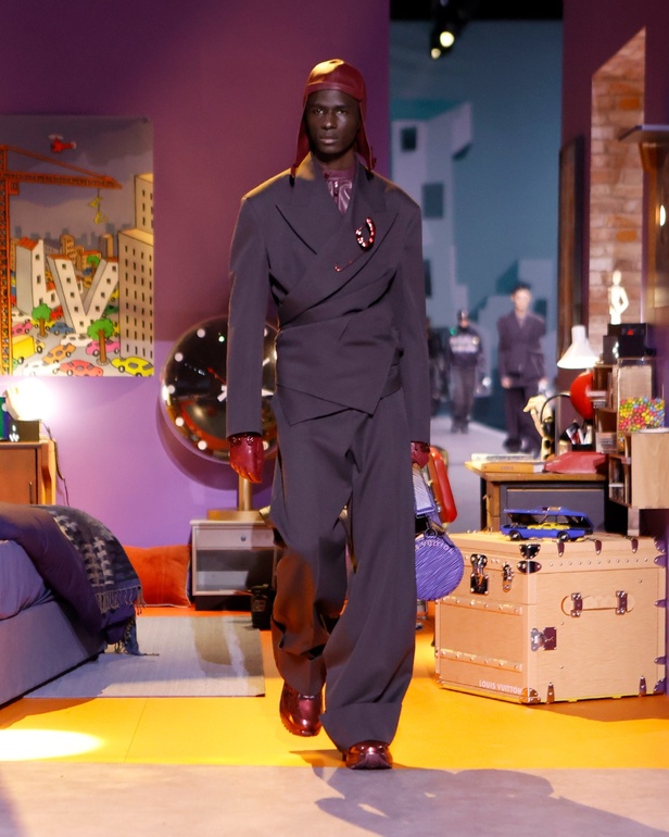 تصاميم Louis Vuitton الإبداعية على أنغام الدبكة... عرض أزياء مليء بالمفاجآت