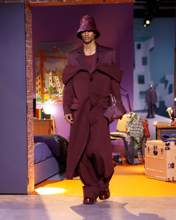 تصاميم Louis Vuitton الإبداعية على أنغام الدبكة... عرض أزياء مليء بالمفاجآت