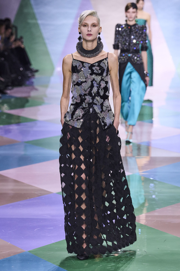 مجموعة Giorgio Armani Privé للهوت كوتور.. أناقة راقية وتصاميم كلاسيكية