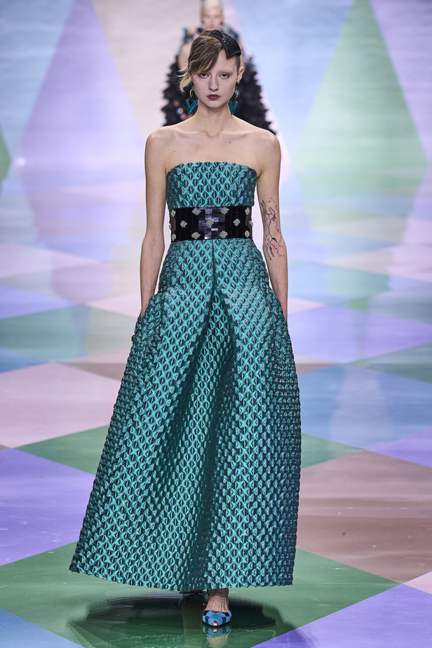 مجموعة Giorgio Armani Privé للهوت كوتور.. أناقة راقية وتصاميم كلاسيكية