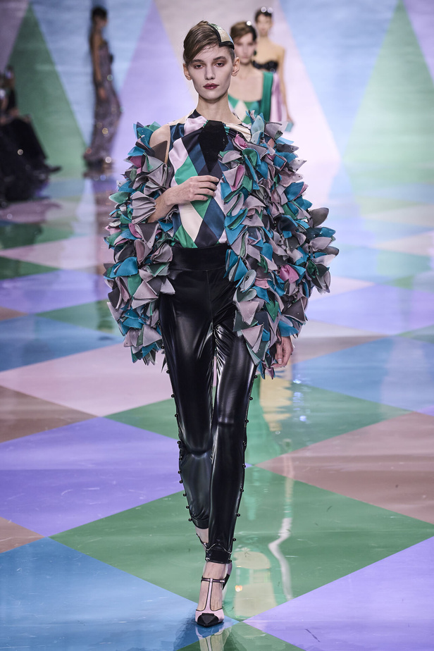 مجموعة Giorgio Armani Privé للهوت كوتور.. أناقة راقية وتصاميم كلاسيكية