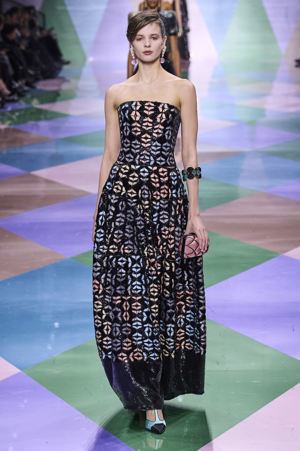 مجموعة Giorgio Armani Privé للهوت كوتور.. أناقة راقية وتصاميم كلاسيكية