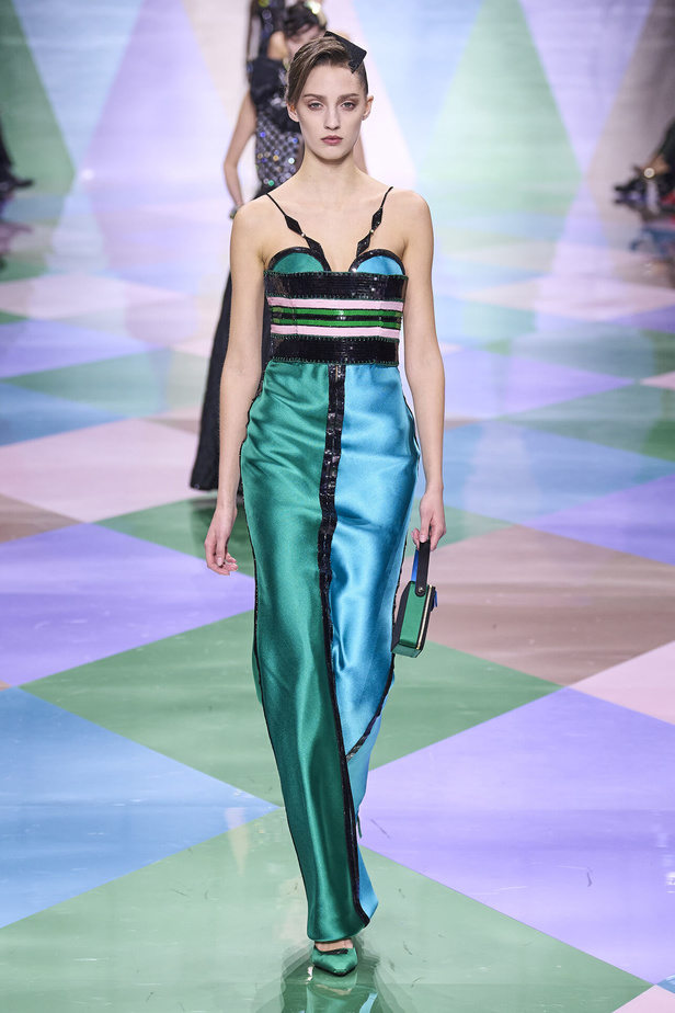 مجموعة Giorgio Armani Privé للهوت كوتور.. أناقة راقية وتصاميم كلاسيكية