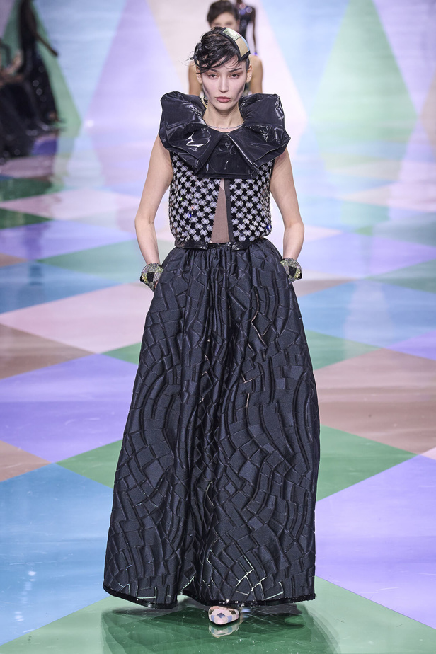 مجموعة Giorgio Armani Privé للهوت كوتور.. أناقة راقية وتصاميم كلاسيكية