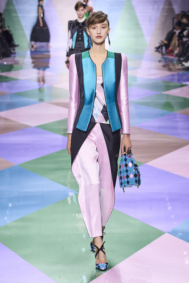 مجموعة Giorgio Armani Privé للهوت كوتور.. أناقة راقية وتصاميم كلاسيكية