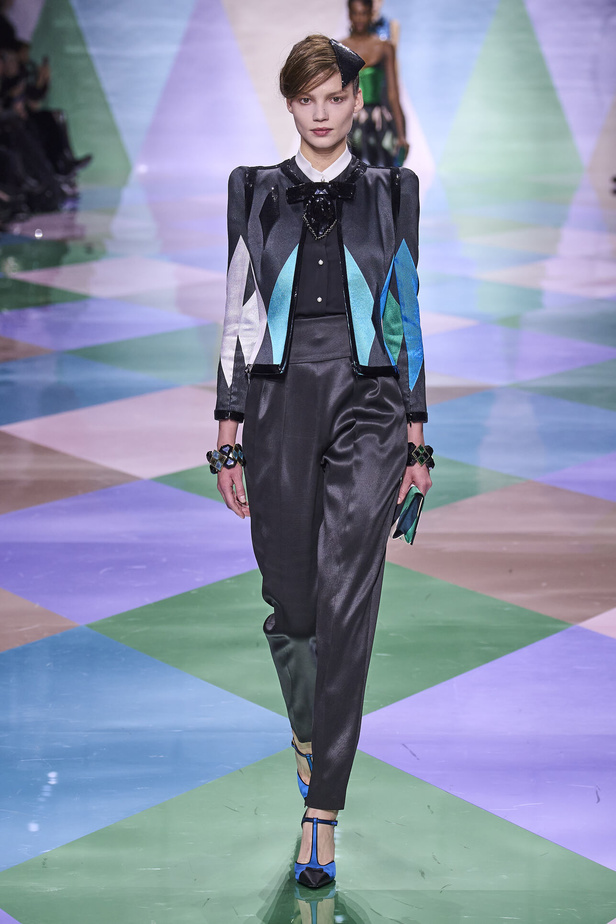 مجموعة Giorgio Armani Privé للهوت كوتور.. أناقة راقية وتصاميم كلاسيكية