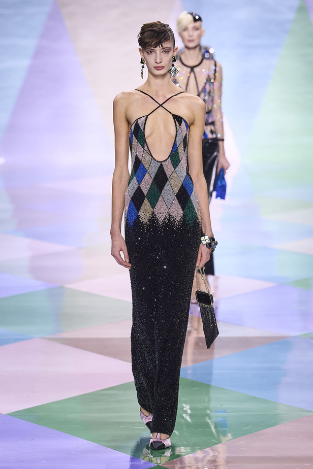 مجموعة Giorgio Armani Privé للهوت كوتور.. أناقة راقية وتصاميم كلاسيكية