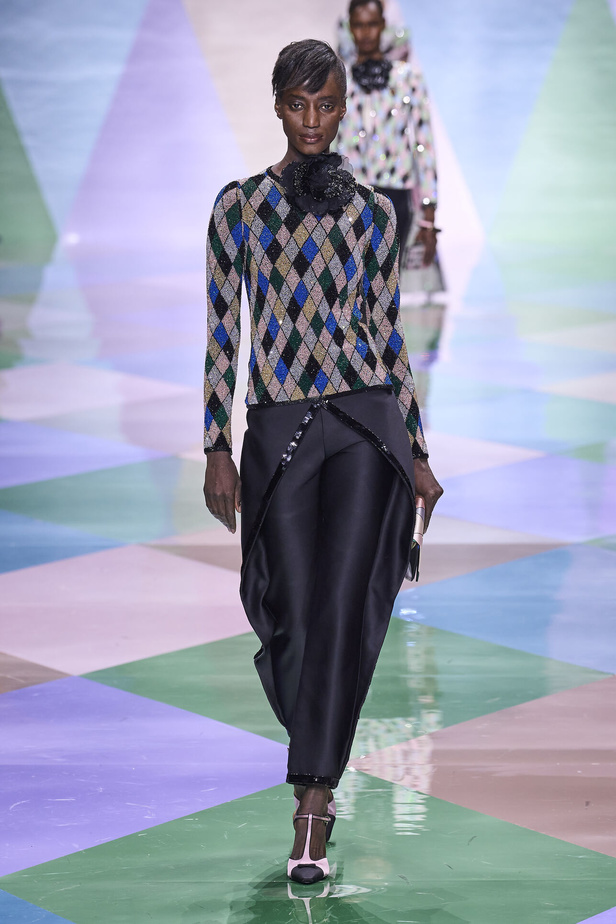 مجموعة Giorgio Armani Privé للهوت كوتور.. أناقة راقية وتصاميم كلاسيكية