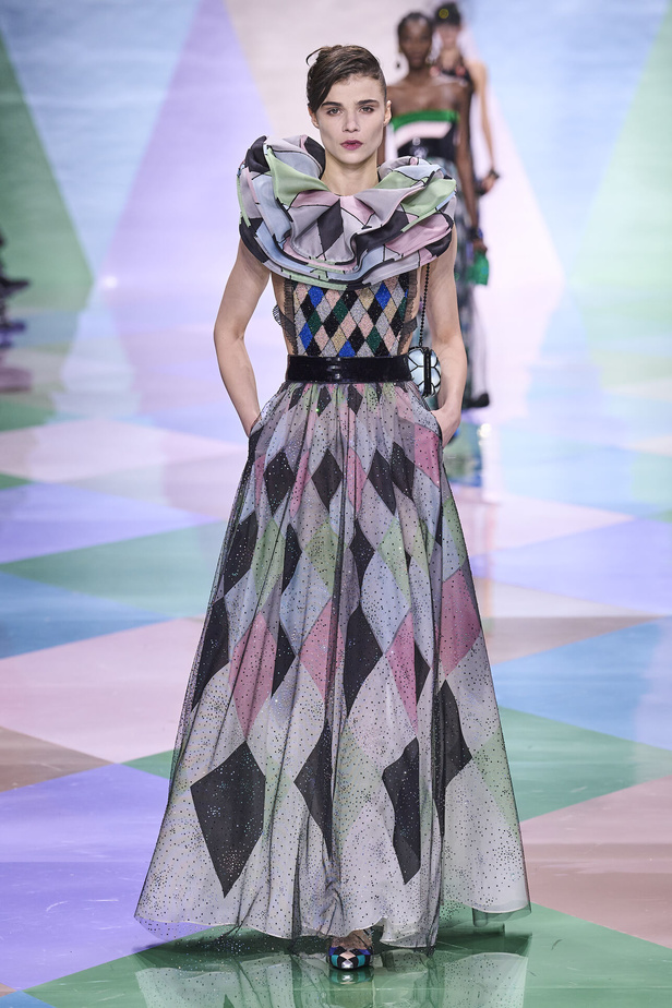 مجموعة Giorgio Armani Privé للهوت كوتور.. أناقة راقية وتصاميم كلاسيكية