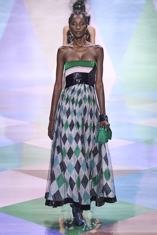 مجموعة Giorgio Armani Privé للهوت كوتور.. أناقة راقية وتصاميم كلاسيكية