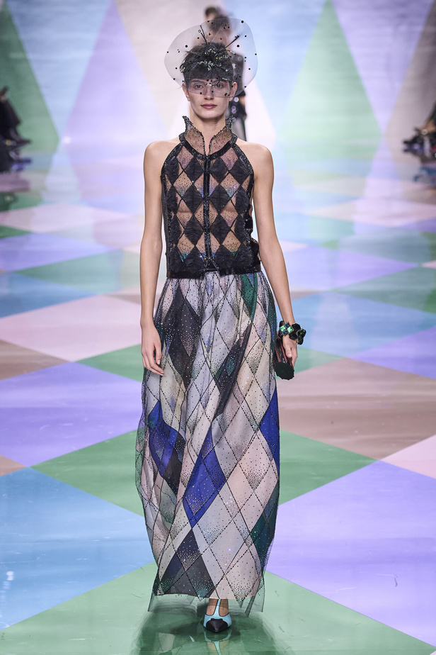 مجموعة Giorgio Armani Privé للهوت كوتور.. أناقة راقية وتصاميم كلاسيكية