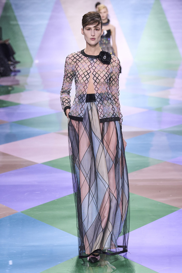 مجموعة Giorgio Armani Privé للهوت كوتور.. أناقة راقية وتصاميم كلاسيكية