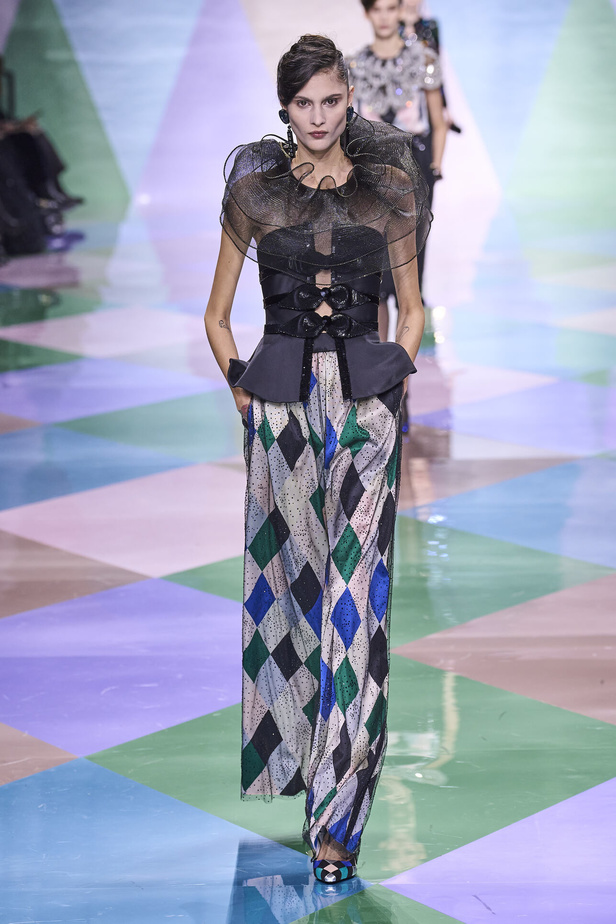 مجموعة Giorgio Armani Privé للهوت كوتور.. أناقة راقية وتصاميم كلاسيكية