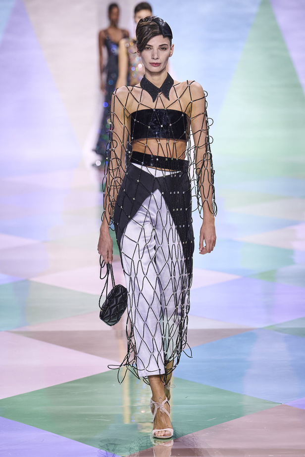 مجموعة Giorgio Armani Privé للهوت كوتور.. أناقة راقية وتصاميم كلاسيكية