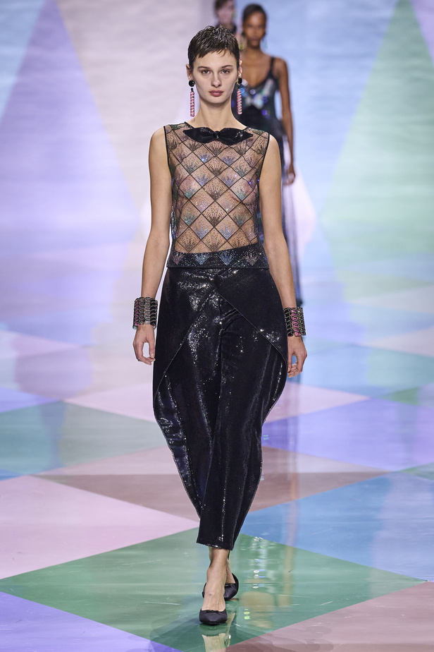 مجموعة Giorgio Armani Privé للهوت كوتور.. أناقة راقية وتصاميم كلاسيكية