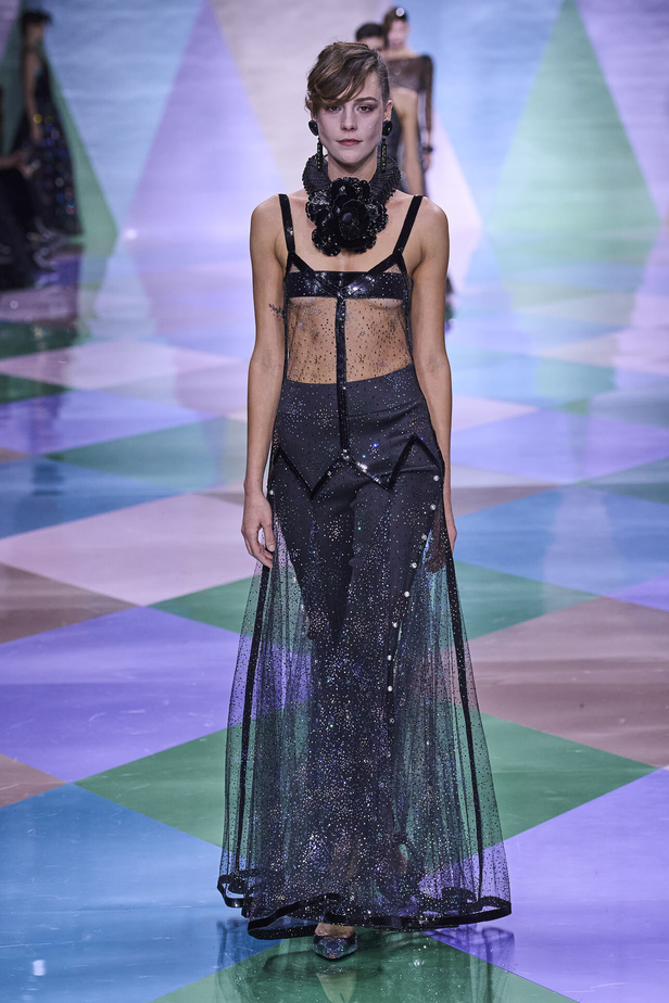 مجموعة Giorgio Armani Privé للهوت كوتور.. أناقة راقية وتصاميم كلاسيكية