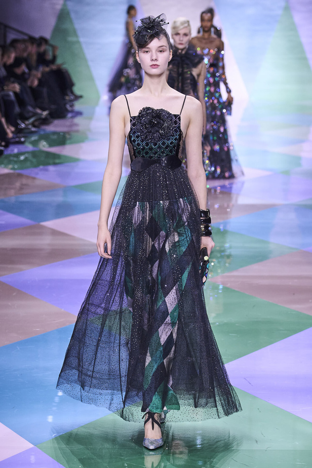 مجموعة Giorgio Armani Privé للهوت كوتور.. أناقة راقية وتصاميم كلاسيكية