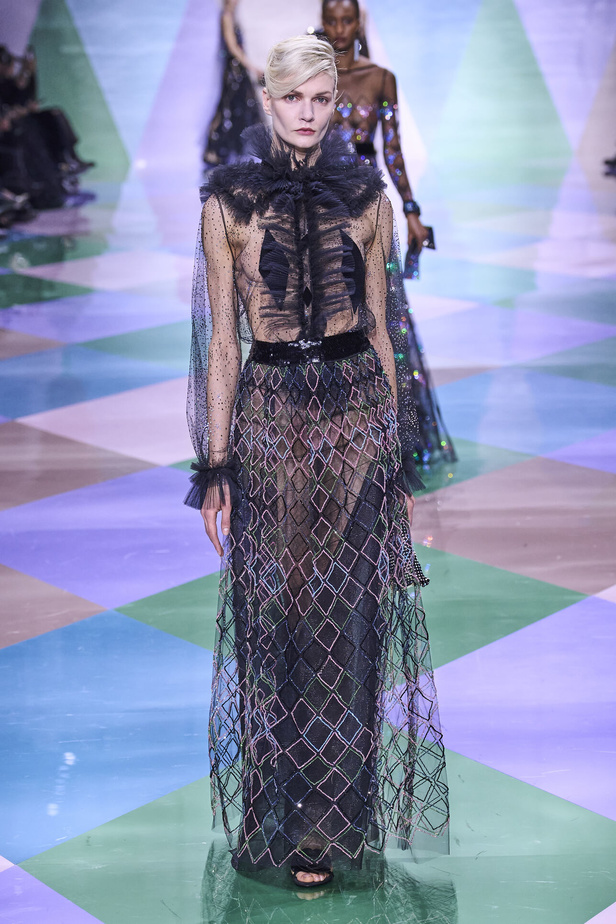 مجموعة Giorgio Armani Privé للهوت كوتور.. أناقة راقية وتصاميم كلاسيكية