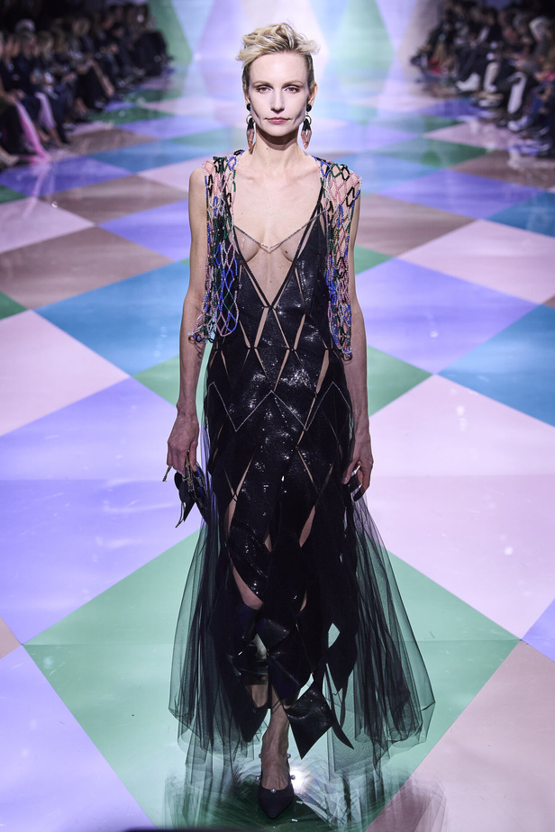 مجموعة Giorgio Armani Privé للهوت كوتور.. أناقة راقية وتصاميم كلاسيكية