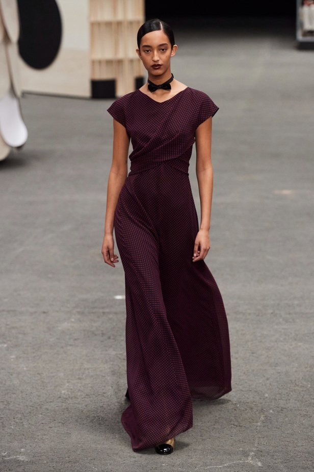 CHANEL تأخذنا في رحلة خيالية من وحي المنحوتات الأسطورية داخل شقة غابرييل شانيل