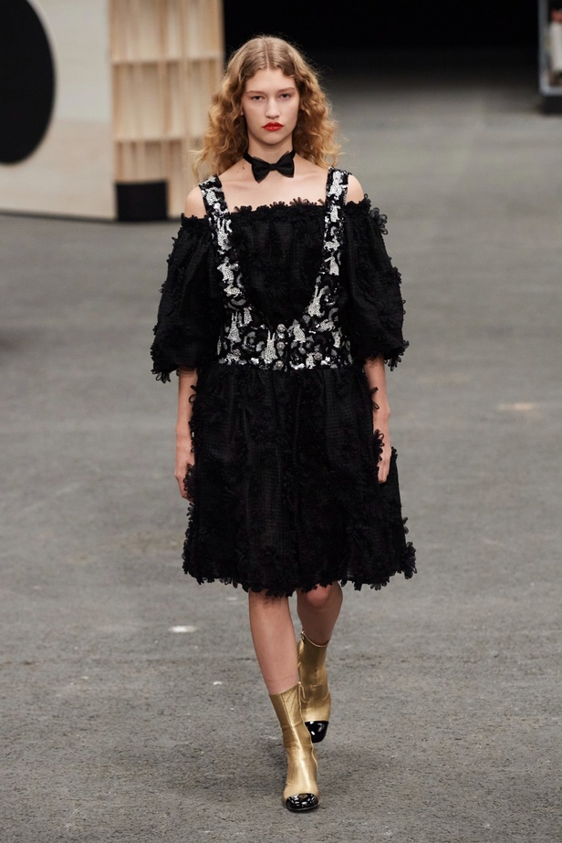 CHANEL تأخذنا في رحلة خيالية من وحي المنحوتات الأسطورية داخل شقة غابرييل شانيل