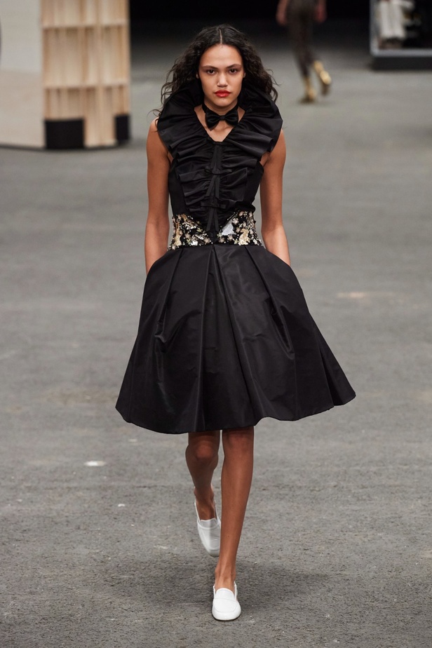 CHANEL تأخذنا في رحلة خيالية من وحي المنحوتات الأسطورية داخل شقة غابرييل شانيل