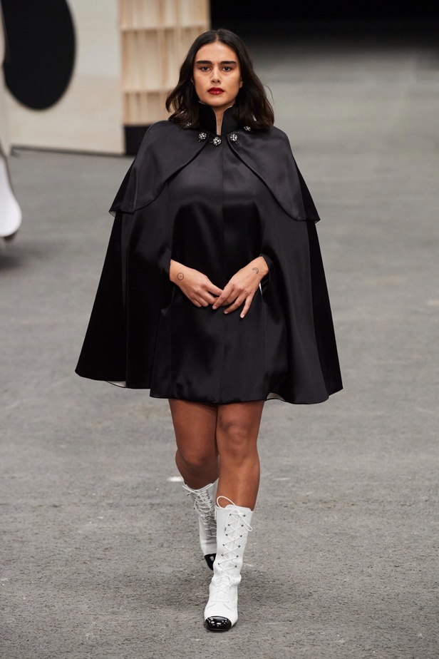 CHANEL تأخذنا في رحلة خيالية من وحي المنحوتات الأسطورية داخل شقة غابرييل شانيل