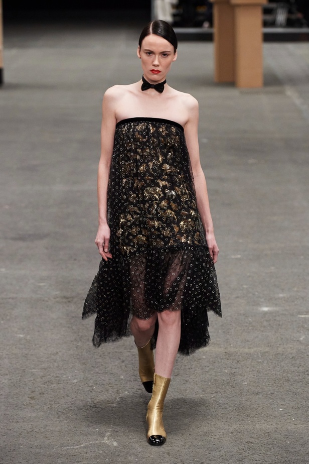 CHANEL تأخذنا في رحلة خيالية من وحي المنحوتات الأسطورية داخل شقة غابرييل شانيل