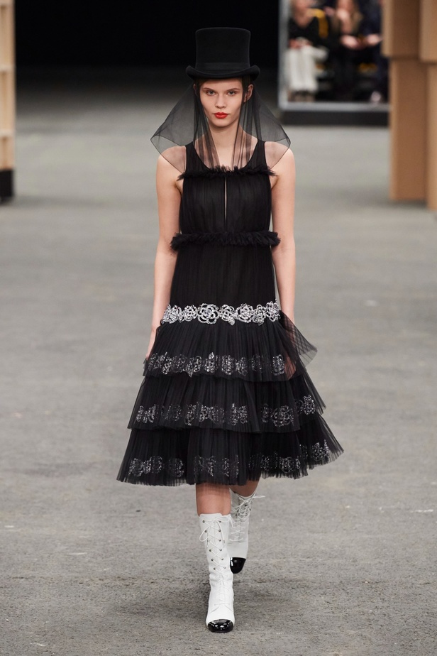 CHANEL تأخذنا في رحلة خيالية من وحي المنحوتات الأسطورية داخل شقة غابرييل شانيل