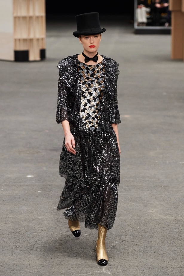 CHANEL تأخذنا في رحلة خيالية من وحي المنحوتات الأسطورية داخل شقة غابرييل شانيل