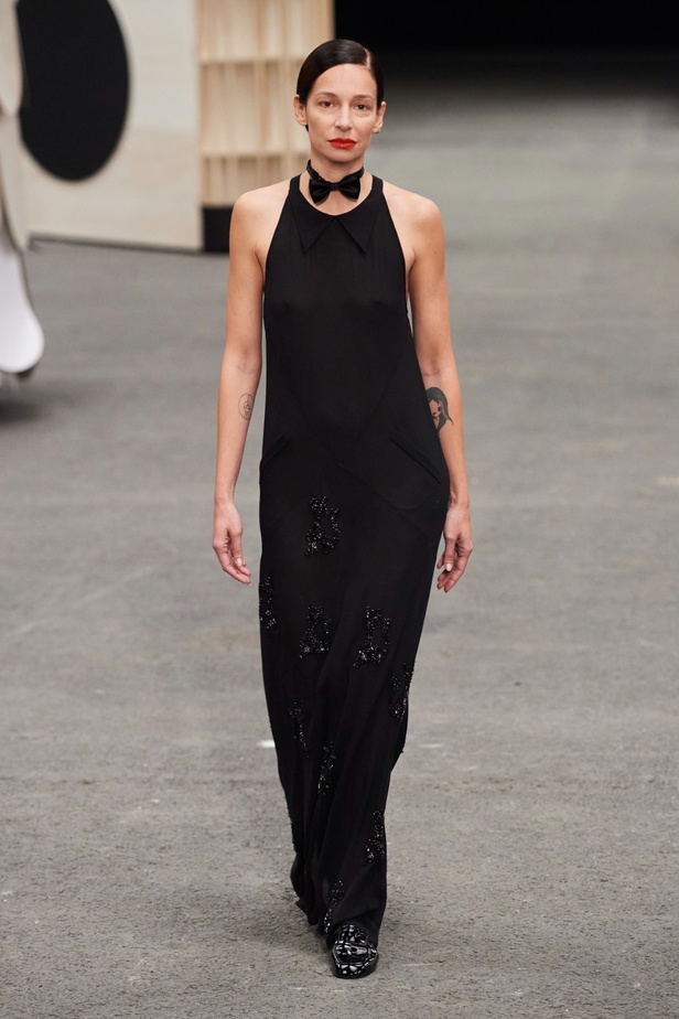 CHANEL تأخذنا في رحلة خيالية من وحي المنحوتات الأسطورية داخل شقة غابرييل شانيل