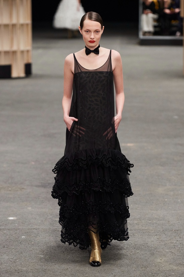 CHANEL تأخذنا في رحلة خيالية من وحي المنحوتات الأسطورية داخل شقة غابرييل شانيل