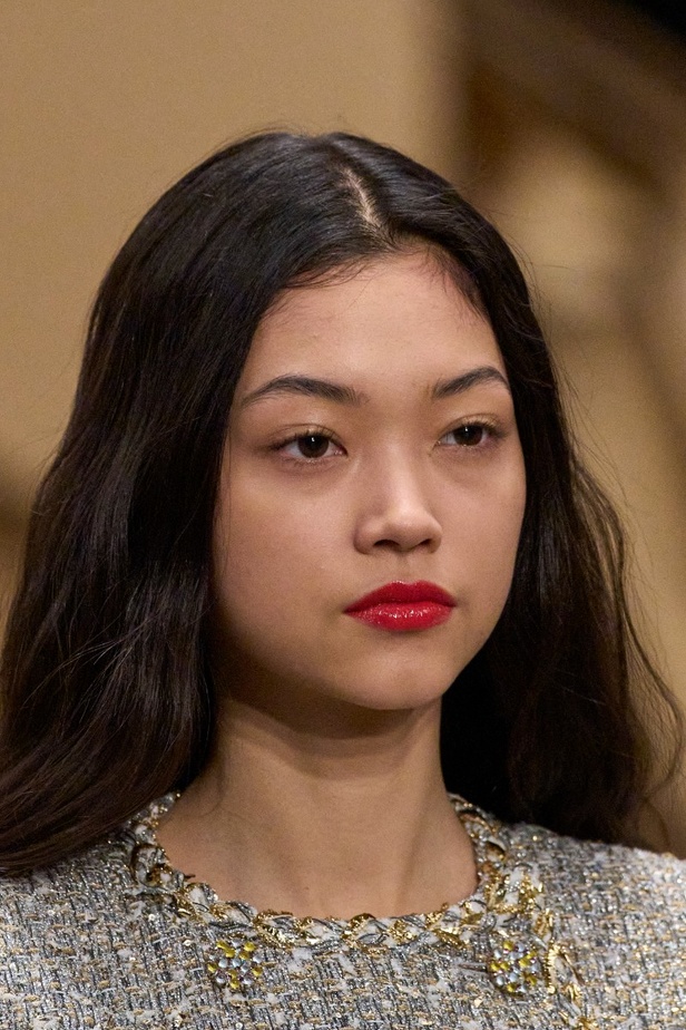 اطلالات جمالية من عرض شانيل للأزياء الراقية