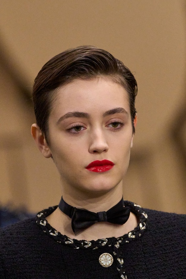 اطلالات جمالية من عرض شانيل للأزياء الراقية