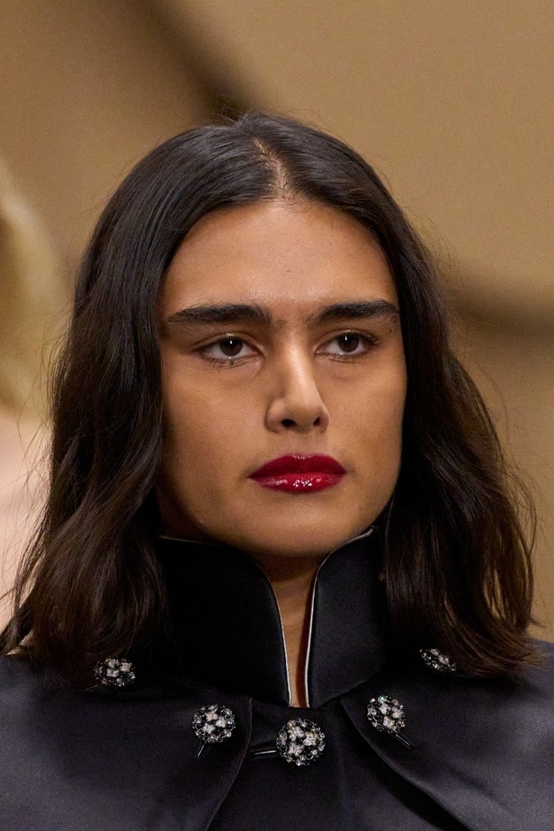 اطلالات جمالية من عرض شانيل للأزياء الراقية