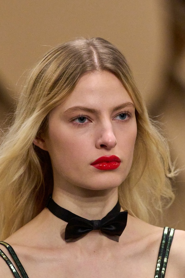 اطلالات جمالية من عرض شانيل للأزياء الراقية