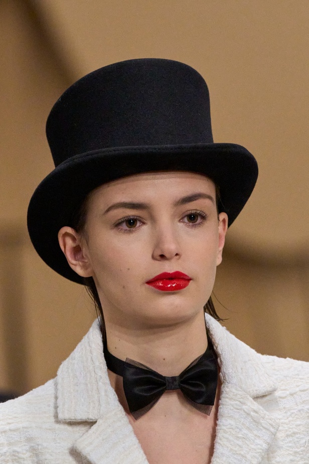 CHANEL تأخذنا في رحلة خيالية من وحي المنحوتات الأسطورية داخل شقة غابرييل شانيل