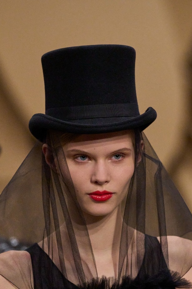 اطلالات جمالية من عرض شانيل للأزياء الراقية