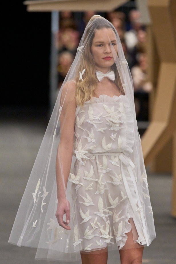 CHANEL تأخذنا في رحلة خيالية من وحي المنحوتات الأسطورية داخل شقة غابرييل شانيل